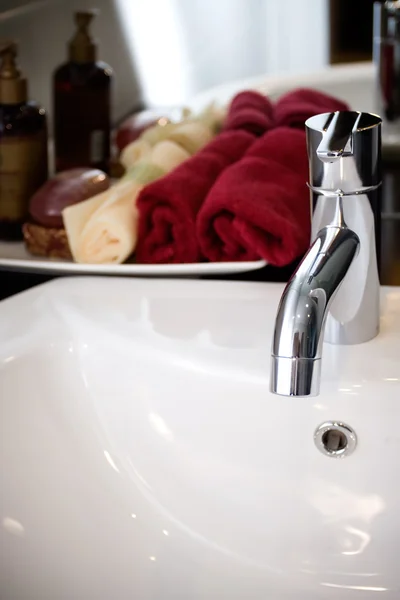 Lavabo limpio y moderno con artículos de baño — Foto de Stock