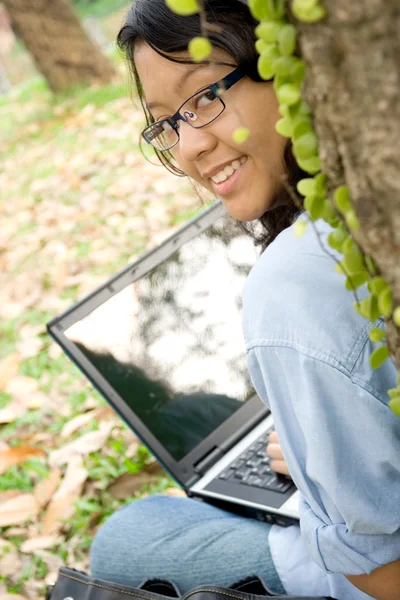 Dizüstü bilgisayar ile çekici Bayan üniversite öğrencisi — Stok fotoğraf