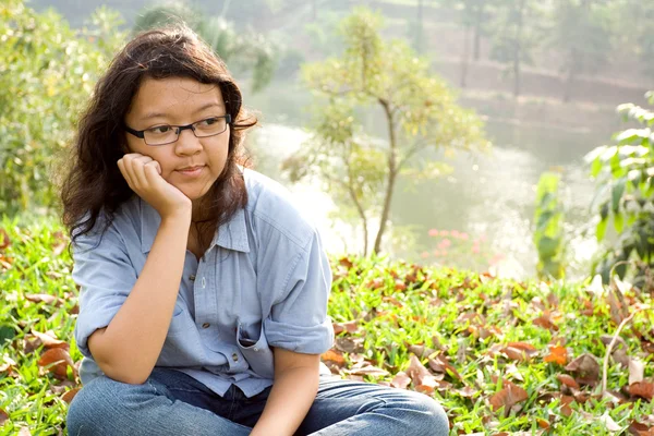 Contemplando asiático escola menina — Fotografia de Stock