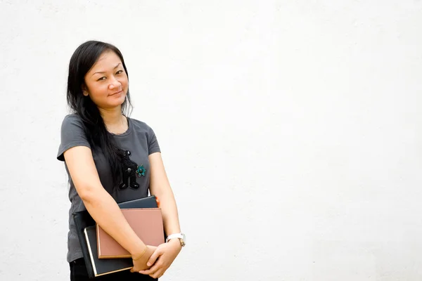 Asiatiska kvinnlig student med böcker — Stockfoto