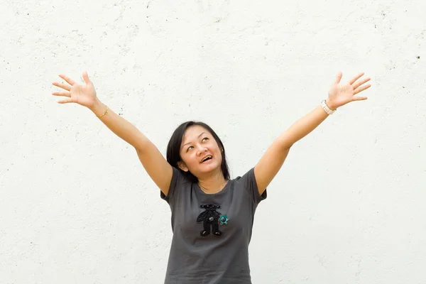 Glad ung kvinna ta upp händerna och sprida vapen — Stockfoto