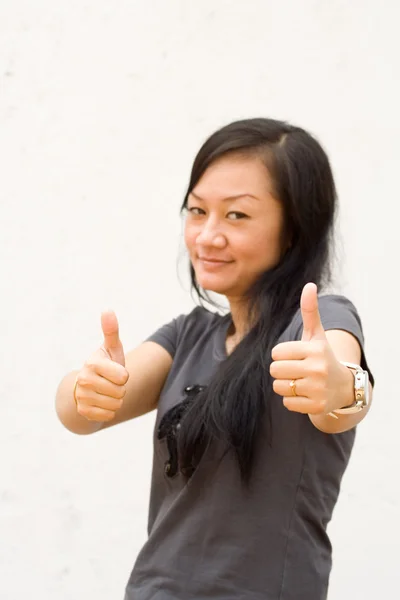 Jonge vrouw geven twee duimen omhoog — Stockfoto