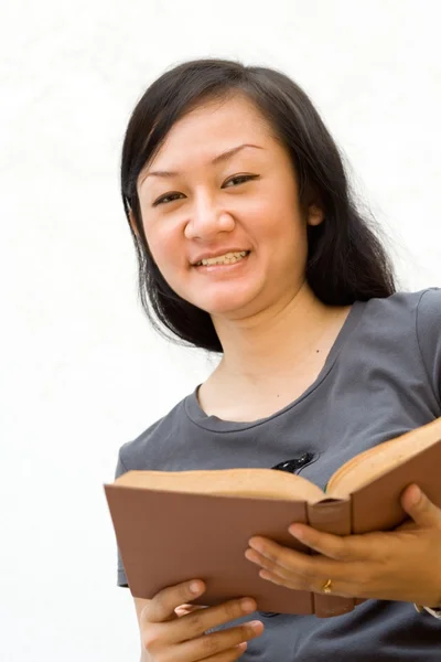 Meisje student met open boek — Stockfoto