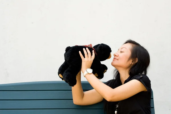 Genç kadın oyuncak ayı öpüşme — Stok fotoğraf
