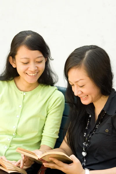 Dois asiático estudante feliz leitura livros — Fotografia de Stock