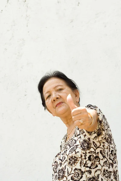 Mujer mayor dar pulgar hacia arriba — Foto de Stock