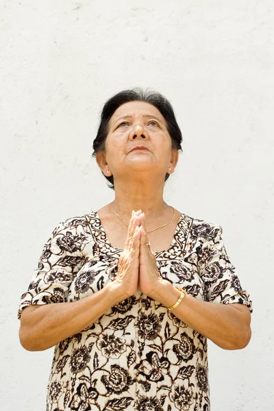 Asiatico vecchia donna pregando — Foto Stock