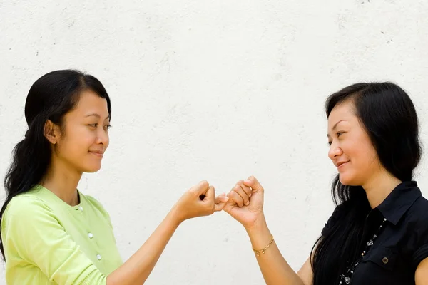 Zwei ethnische Mädchen verzeihen einander glücklich — Stockfoto