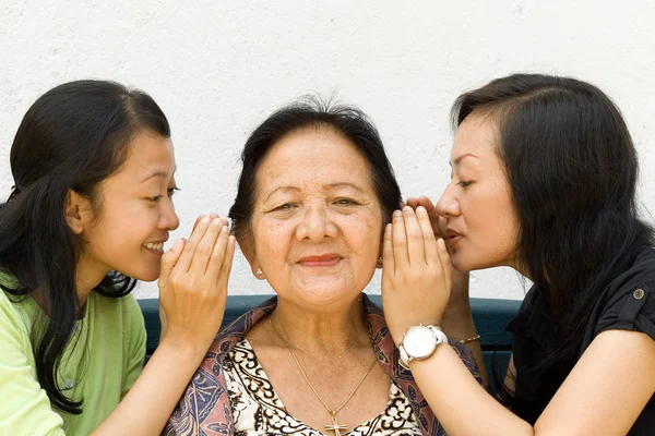 Aziatische familie geheime gossip — Stockfoto
