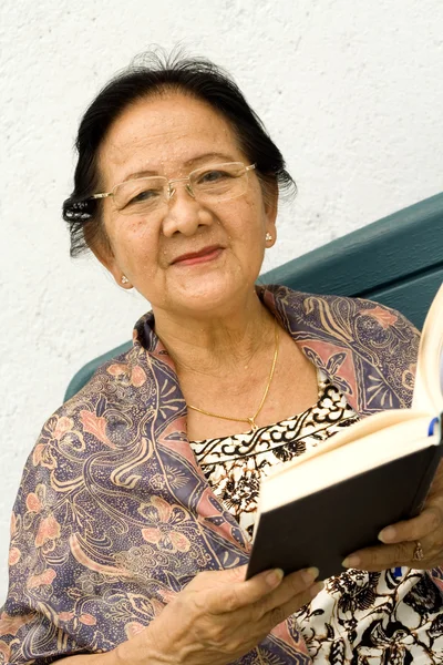 Ανώτερος γυναίκα ευτυχισμένη διαβάσει το βιβλίο — Φωτογραφία Αρχείου