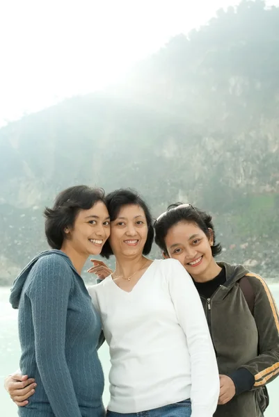 Счастливые три азиатских этнических сестры — стоковое фото