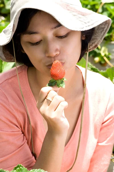 Mujer asiática ama fresa —  Fotos de Stock