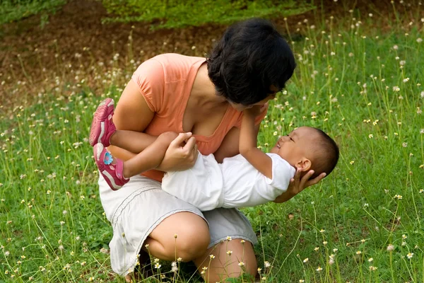 Asian mother and toddler play together — Stock Photo, Image
