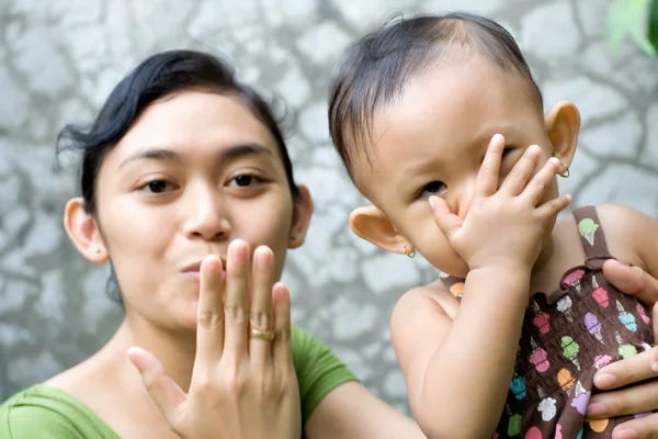 Asiático madre enseñar bebé chica un adiós beso —  Fotos de Stock