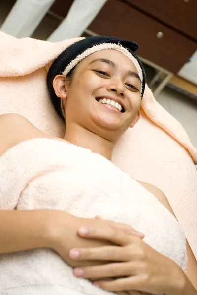Feliz ásia jovem mulher no facial tratamento — Fotografia de Stock