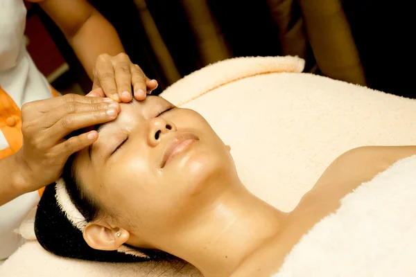 Ansiktsmassage på beauty clinic — Stockfoto