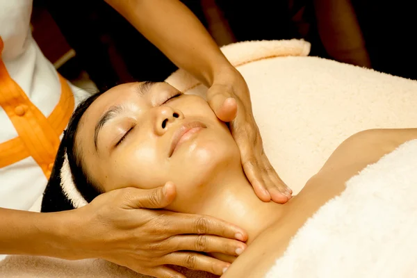Massagem facial no tratamento facial — Fotografia de Stock