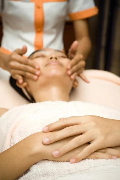 Massagem facial no tratamento da pele — Fotografia de Stock