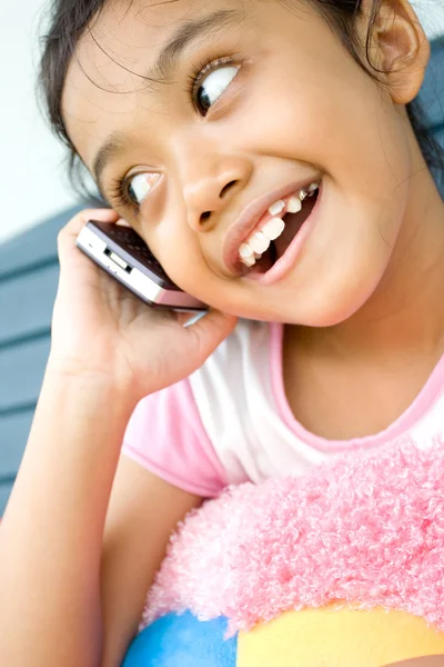 Malá Asiatka mluvit na mobil — Stock fotografie