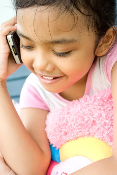 Cep telefonu ile Asya etnik küçük kız — Stok fotoğraf