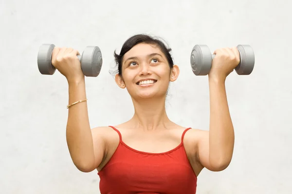 Etnische jonge vrouw fitnesstraining — Stockfoto