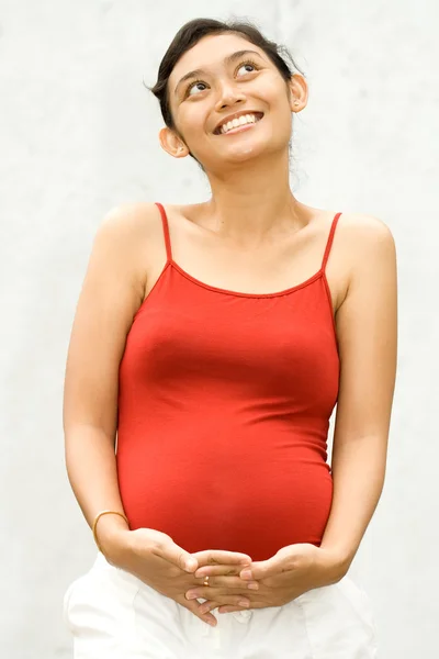 Счастливая азиатская беременная женщина — стоковое фото