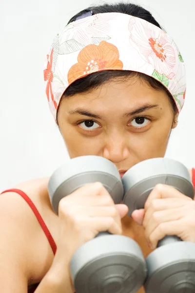 Energetische Fitness ethnische junge Frau — Stockfoto
