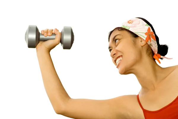 Tatkräftige Frau stemmt Gewichte im Fitness-Studio — Stockfoto