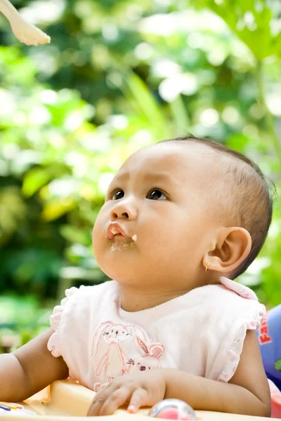 Ασιατική μωρό κορίτσι κοιτάζοντας κουτάλι των γευμάτων — Φωτογραφία Αρχείου