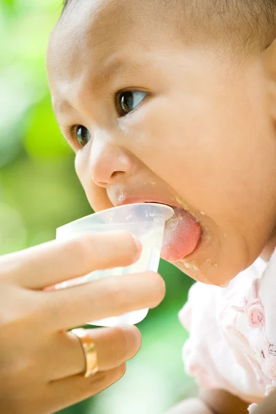 族裔宝贝女孩饮用水 — 图库照片