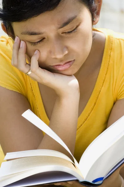 Mujer joven étnica se siente triste mientras lee — Foto de Stock