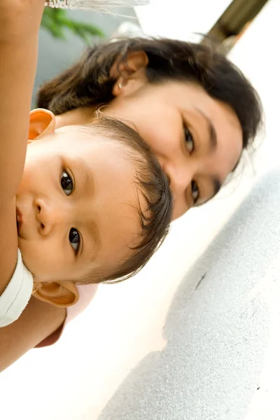 Etnik bebek ve anne mutlu portre — Stockfoto