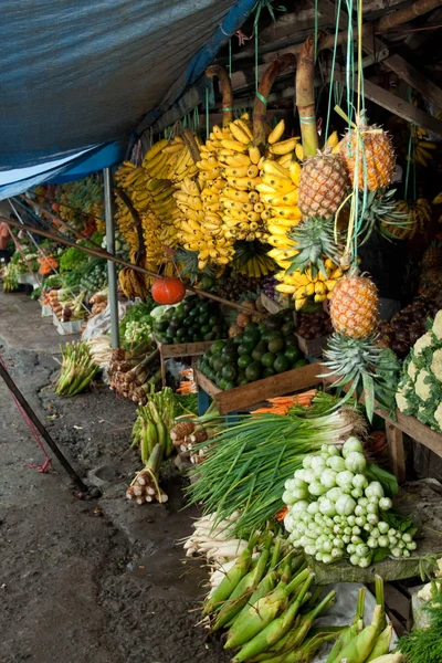 Taze meyve ve sebze Asya yerel pazar — Stok fotoğraf