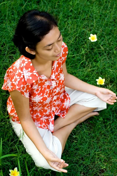 Etnica giovane donna meditare in natura — Foto Stock