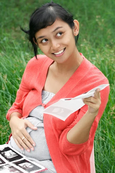 Embarazada asiático mujer holding ultrasonido scan resultado — Foto de Stock