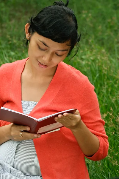 Asiatiska gravid kvinna läsa medicinsk rapport — Stockfoto