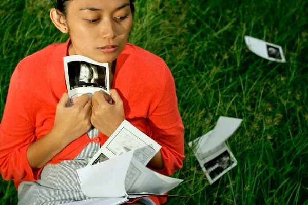 Terhes nő gondol ultrahang vizsgálat eredménye — Stock Fotó