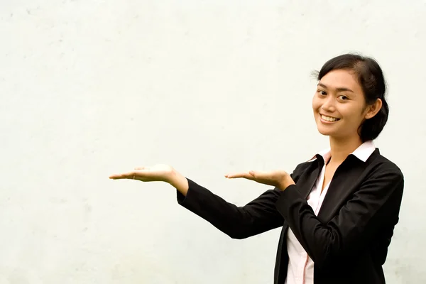 Asiática mujer de negocios mostrando espacio en blanco — Foto de Stock