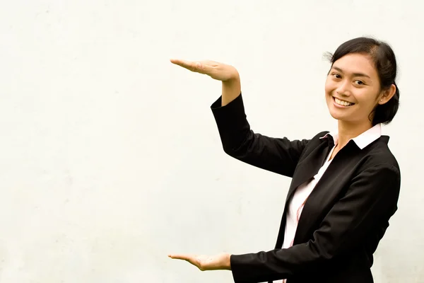 Femme d'affaires montrant la hauteur avec les mains — Photo