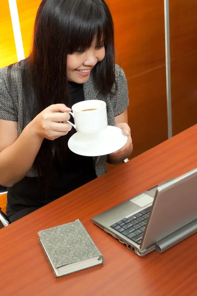 Ασιατικός επιχειρησιακός γυναίκα χαλάρωσης στο γραφείο — Φωτογραφία Αρχείου