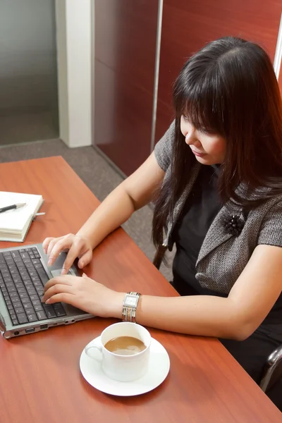 Etniska business kvinna som arbetar på kontoret — Stockfoto