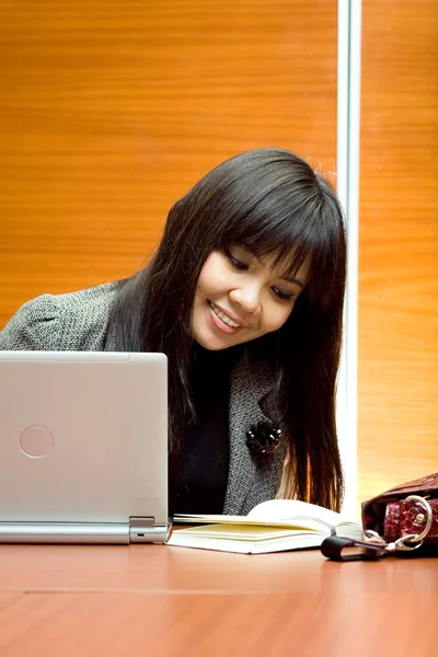 Career woman working in the office — Stock Photo, Image
