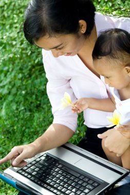 çalışan anne çocuk bakıcısı, bebek ile laptop