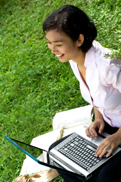 Ung kvinna tycker om att jobba på utomhus — Stockfoto