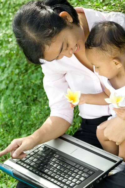 Matka vychovávat dítě pomocí počítače — Stock fotografie