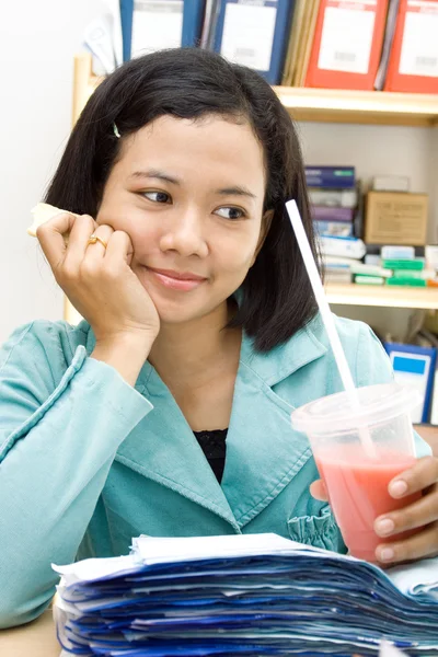 Kvinnlig arbetare äta och dricka på jobbet — Stockfoto