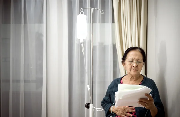 Ηλικιωμένη γυναίκα στο νοσοκομείο στο νοσοκομείο — Φωτογραφία Αρχείου