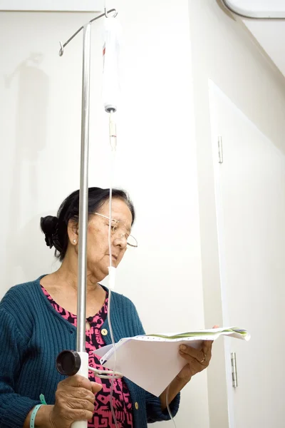Paciente idosa étnica — Fotografia de Stock