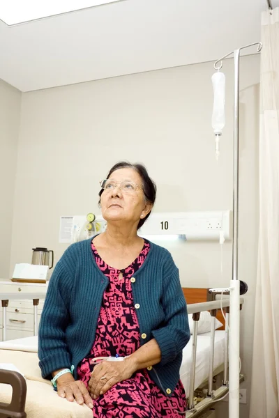 Ásia idade feminino paciente no hospital ward — Fotografia de Stock