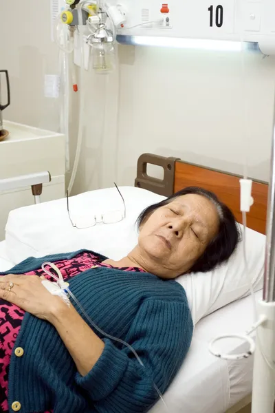 Pacjent chory Stara kobieta śpi podczas leżenia w łóżku — Zdjęcie stockowe